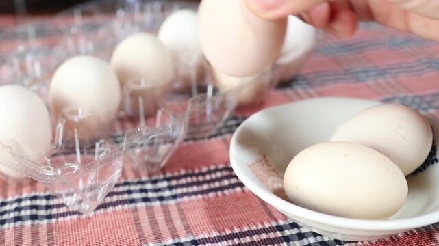 烏骨鶏の高級卵。透明パック入りと白い皿の盛り付け。