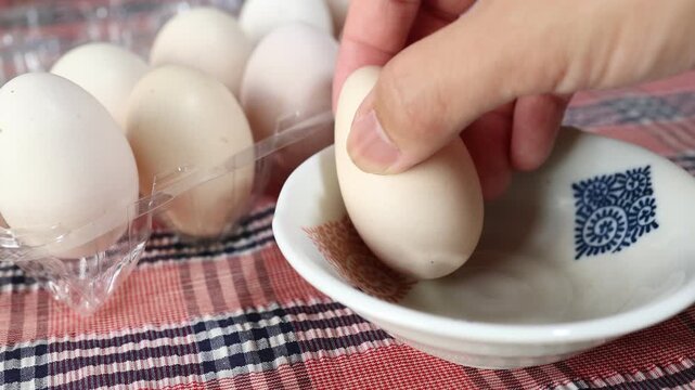 烏骨鶏の高級卵。透明パック入りと白い皿の盛り付け。