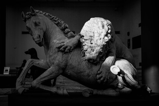 Statua In bianco e nero