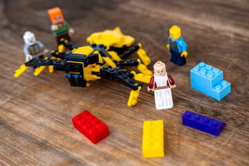 Obraz premium LEGO Minecraft yellow spider cave spider model, Gaming culture and block building hobby, Creative Educational toy game merchandise children play, children's playroom, Childhood play and creativity