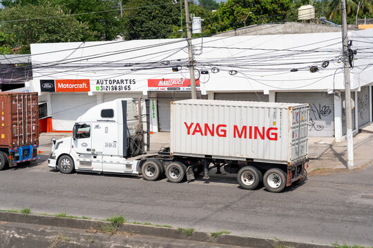 Truck hauling a white container by Yang Ming Marine Transport Corporation. Jalisco, Mexico, July 20, 2026.