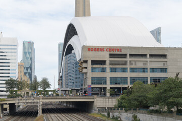 Obraz premium looking east from the Spadina Av bridge over Union Station Rail Corridor to Roger Centre, and buildings in the financial district, Toronto