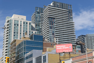 Obraz premium wide view of a rooftop billboard with advertising for belairdirect 