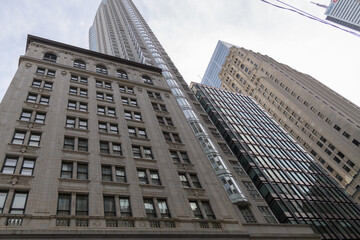 Obraz premium an upward view of (l to r) One King West Hotel & Residence (former Dominion Bank), RSM Place, and Bank of Commerce (Commerce Court North), seen from King St W, west of Yonge St, Toronto 