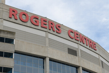 Obraz premium Rogers Centre sign on the exterior of the south elevation facing Bremner Blvd, Toronto