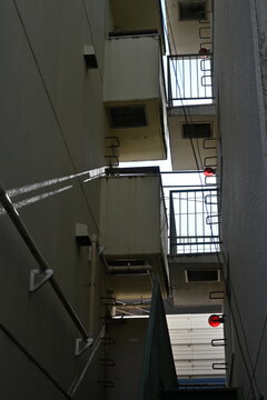 建物の間から差し込む光