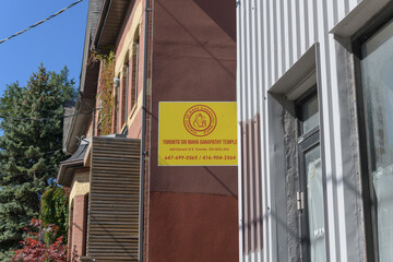 Obraz premium sign outside Toronto Sri Maha Ganapathy Temple, a Hindu temple, located at 468 Gerrard St E