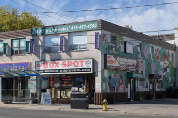 Fototapeta premium busy exterior of The Box Spot, a moving supply store, located at 542 Mount Pleasant Rd, Toronto