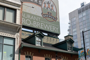 Fototapeta premium rooftop billboard sign at 3 Brasseurs MicroBrewery, a brewpub, located at 275 Yonge St, Toronto
