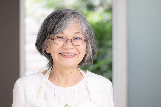 笑顔で元気に暮らす日本人の高齢女性、健康寿命、アクティブシニア、老後の暮らし、健康的なカメラ目線の笑顔