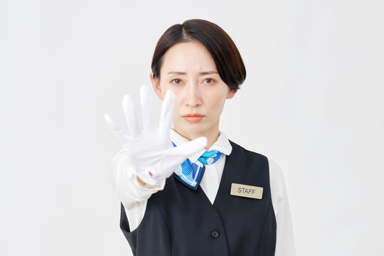 女性スタッフ　受付・バスガイド ストップのポーズ　白背景