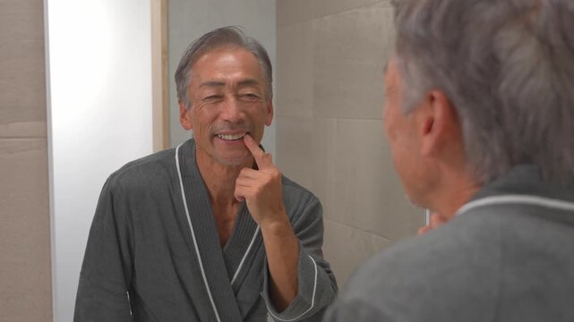 虫歯に悩むシニア男性