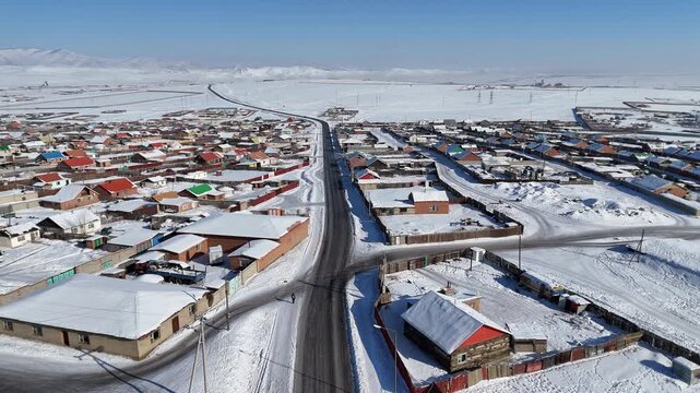 Aerial Drone View of Snowy Residential Streets and Mountain Plains on the Outskirts of Ulaanbaatar, Mongolia
(몽골 울란바토르 외곽의 눈 덮인 주거 도로와 산악 평원을 담은 드론 항공뷰)