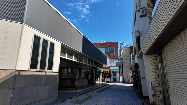 青空が広がる小田急線鵠沼海岸駅前と街並み - 神奈川県藤沢市, 日本