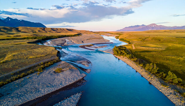 Braided river flowing through open landscape as a concept of connection and shared water
広い大地を流れる川が表すつながりと共有される水資源