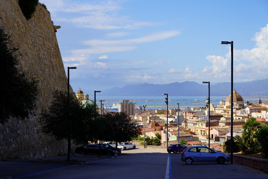 Cagliari con vista mozzafiato dai bastioni della citt&agrave; con mare colline ed alcune bellissime nuvole sullo sfondo