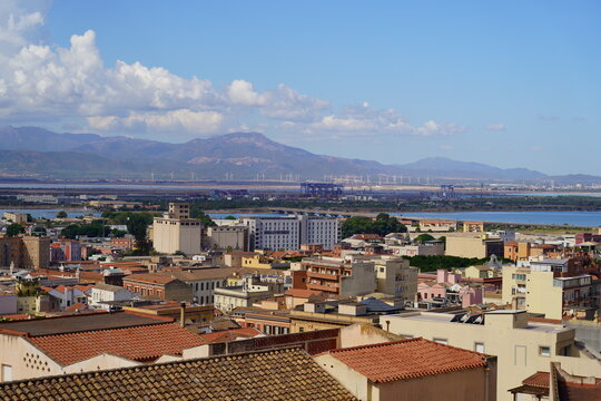 Cagliari con vista mozzafiato dall'alto del bastione con mare colline e nuvole leggere all'orizzonte