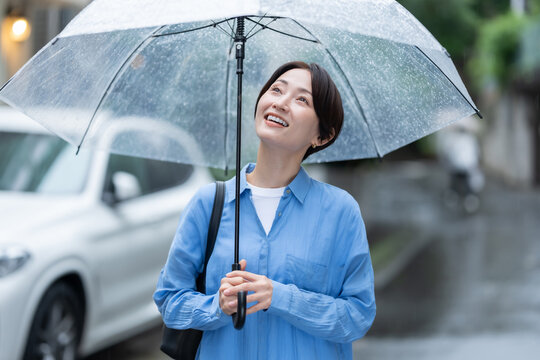 傘を刺す女性