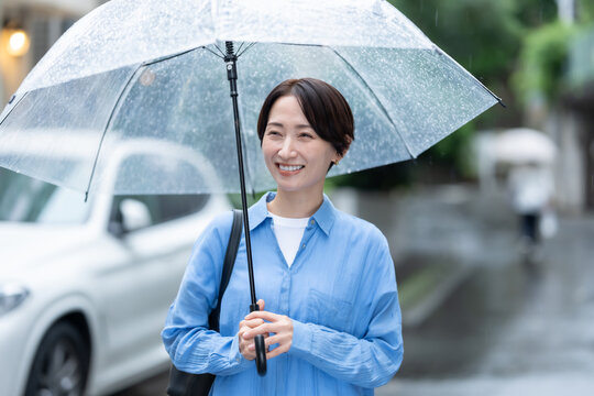 傘を刺す女性