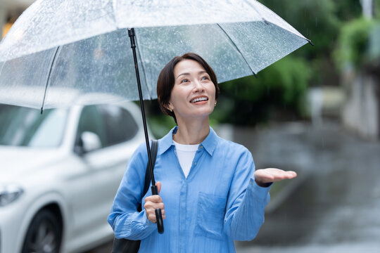 傘を刺す女性