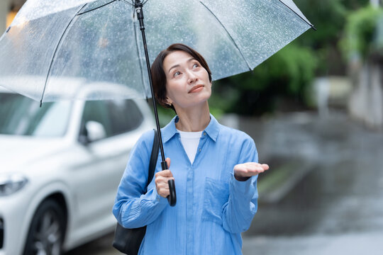 傘を刺す女性
