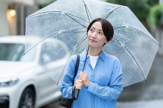 傘を刺す女性