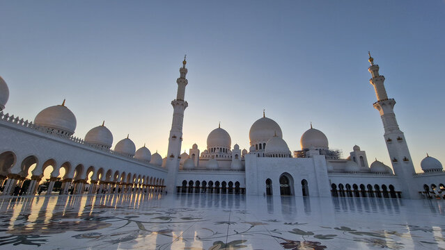 Sheikh Zayed Grand Mosque in Abu Dhabi at Sunset UAE