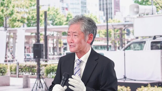 選挙の演説をする男性の候補者