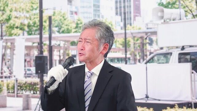 選挙の演説をする男性の候補者