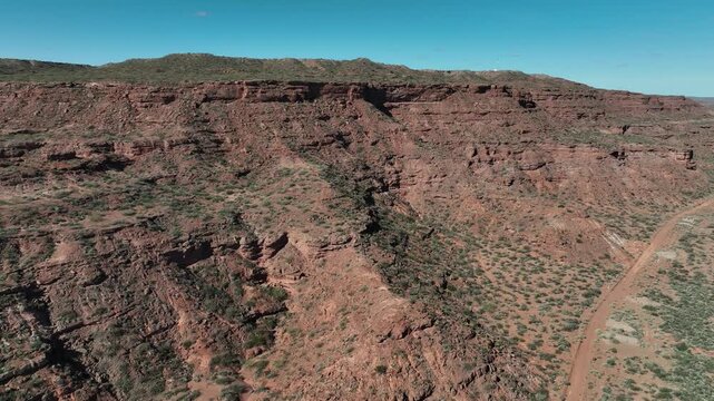 A drone rises vertically, revealing the *Bardas de A&ntilde;elo*&mdash;a plateau rich in fossils. Its geology contains the source rock that yields energy via fracking in the Vaca Muerta formation, Neuqu&eacute;n.