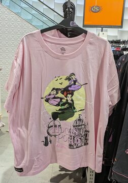 Camiseta de color rosa con el dibujo de las hermanas brujas Sanderdon de la pel&iacute;cula de Disney Hocus Pocus, volando en escobas. Tienda Primark de Madrid, Espa&ntilde;a, 2 de septiembre de 2026