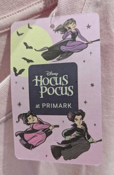 Etiqueta de cart&oacute;n con dibujo de las hermanas brujas Sanderdon de la pel&iacute;cula de Disney Hocus Pocus, volando en escobas. Tienda Primark de Madrid, Espa&ntilde;a, 2 de septiembre de 2026
