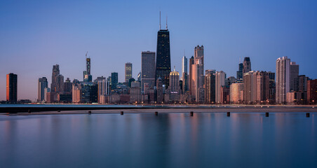 Fototapeta premium Chicago skyline over Lake Michigan at blue hour