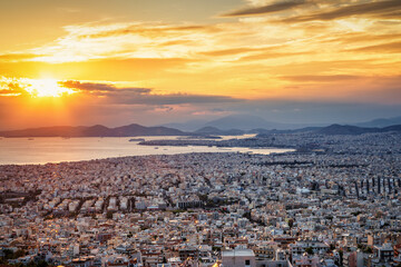 Obraz premium Panoramic view of the urban Athens skyline during a beautiful sunset, Attica, Greece