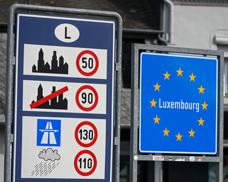 Panneaux de signalisation routi&egrave;re &agrave; l'entr&eacute;e du Grand Duch&eacute; du Luxembourg? Passage de la fronti&egrave;re europ&eacute;enne, avec les limitations de vitesse pour le pays 