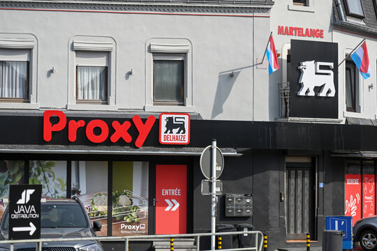 devanture d'un petit magasin alimentaire Proxy du groupe Delhaize au Grand duch&eacute; du Luxembourg. il y a deux petits drapeaux luxembourgeois autour du logo qui repr&eacute;sente un lion