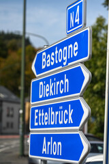 panneaux indicateurs routiers de direction en Belgique vers Bastogne et Arlon et vers le Luxembourg près de Diekirch et Ettelbruck. Lettres blanches sur fond bleu. © Jean-Marc RICHARD