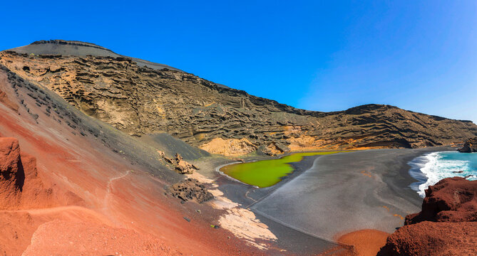 Spain, Canary Islands, Lanzarote, El Golfo, Charco de los Clicos, Montana de Golfo, green lagoon
