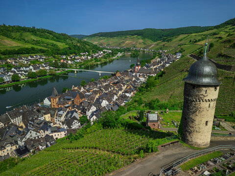 The Runder Turm overlooks the town of Zell and the river Mosel