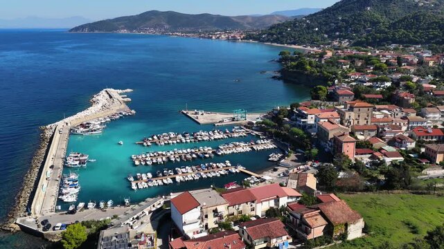Il porto turistico di San Marco di Castellabate, Cilento, Campania, Italia.
Vista aerea del tipico borgo marinaro del sud Italia.