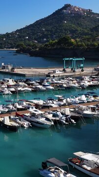 Il porto turistico di San Marco di Castellabate, Cilento, Campania, Italia.
Vista aerea del tipico borgo marinaro del sud Italia.