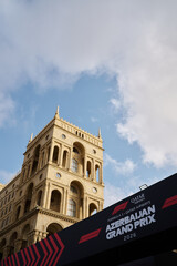Obraz premium Formula 1 Azerbaijan Grand Prix 2026 Sign Near Government House Building in Baku