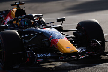 Naklejka premium BAKU, AZERBAIJAN - SEPTEMBER 2026: An Oracle Red Bull Racing F1 car in action on the Baku City Circuit track during the Formula 1 Azerbaijan Grand Prix 2026