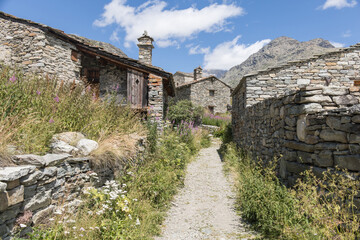 Le hameau de l’Ecot, à Bonneval sur Arc en Savoie dans les Alpes en France représente un trésor de l’authenticité montagnarde préservée, avec ses vieilles pierres et ses toits de lauzes. © jef 77