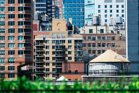 Rooftop water tanks, residential buildings, urban sightseeing, New York City, USA. g2.