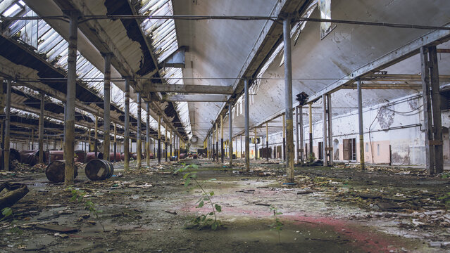  ancienne usine de filature abandonn&eacute;e dans les Vosges pr&egrave;s d'Epinal, faillite, industrie, b&acirc;timent vide