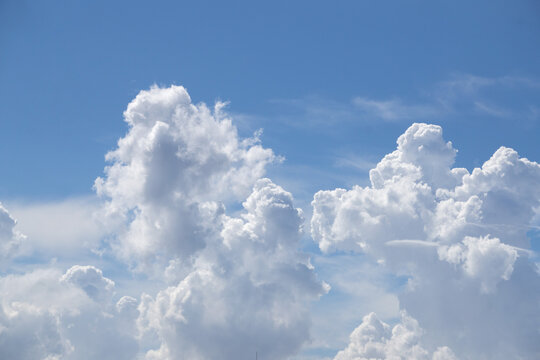青空に浮かぶ夏の積雲