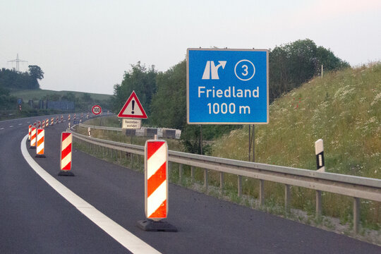Baustelle auf der Autobahn 38 mit Ank&uuml;ndigung der Ausfahrt Friedland in Richtung Leipzig