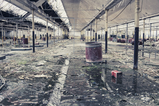 ancienne usine de filature abandonn&eacute;e dans les Vosges pr&egrave;s d'Epinal, faillite, industrie, b&acirc;timent vide