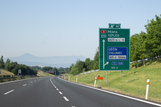 Autobahntafel auf A8, E55, Mautstra&szlig;e in Tschechien bei Teblice in Richtung Prag